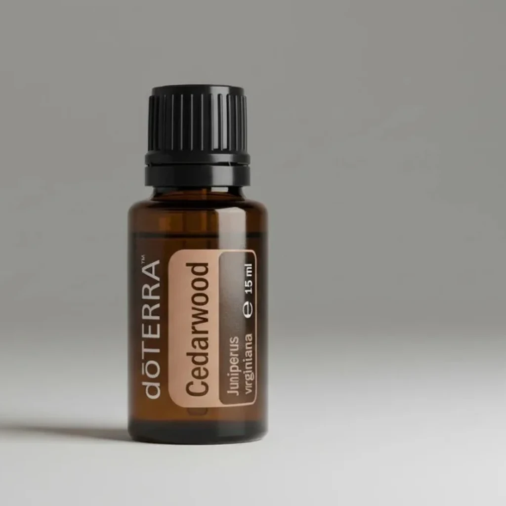 Drzewo Cedrowe doTERRA na szarym tle – ujęcie produktowe