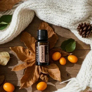 Drzewo Cedrowe doTERRA na jesiennej dekoracji z liśćmi i szyszkami