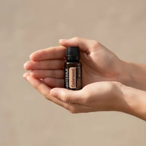 Dłonie trzymające Drzewo Cedrowe doTERRA – aplikacja olejku