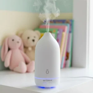 Dyfuzor Dyfuzor Laluz doTERRA w salonie – kobieta relaksuje się