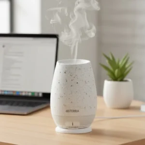 Dyfuzor Dyfuzor Roam doTERRA w salonie – kobieta relaksuje się