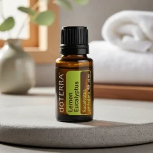 Eukaliptus Cytrynowy doTERRA na kamiennej podstawce obok złożonych ręczników spa