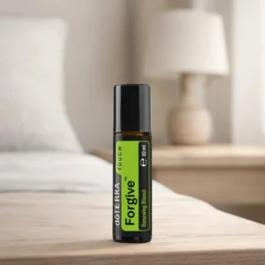 Dłonie trzymające Forgive Touch doTERRA – aplikacja olejku