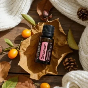 Geranium doTERRA na jesiennej dekoracji z liśćmi i szyszkami