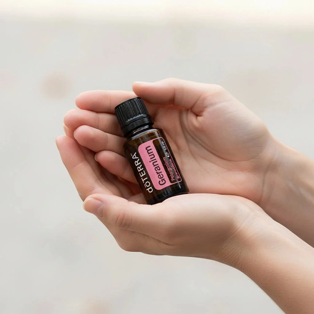 Dłonie trzymające Geranium doTERRA – aplikacja olejku