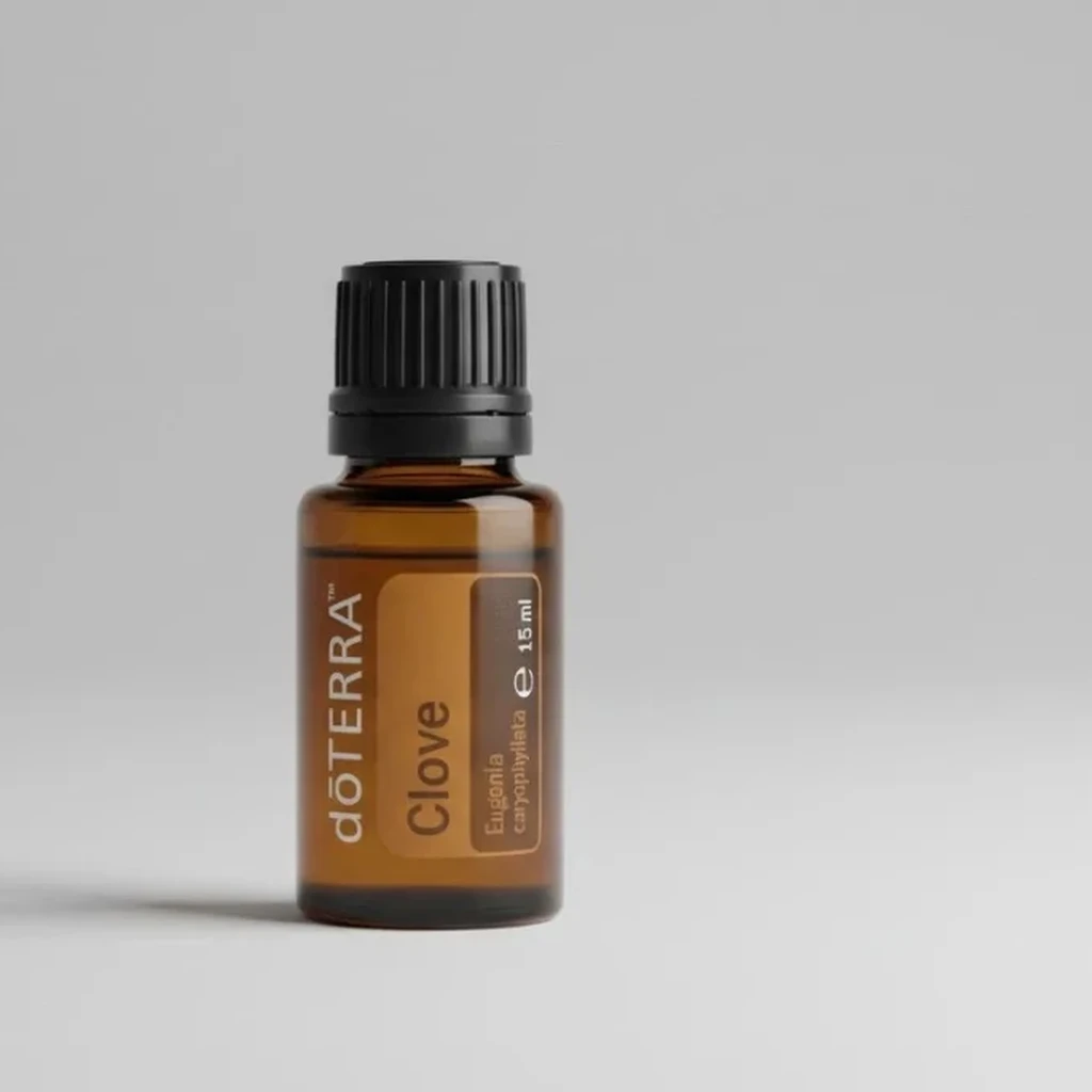 Goździk doTERRA na szarym tle – ujęcie produktowe
