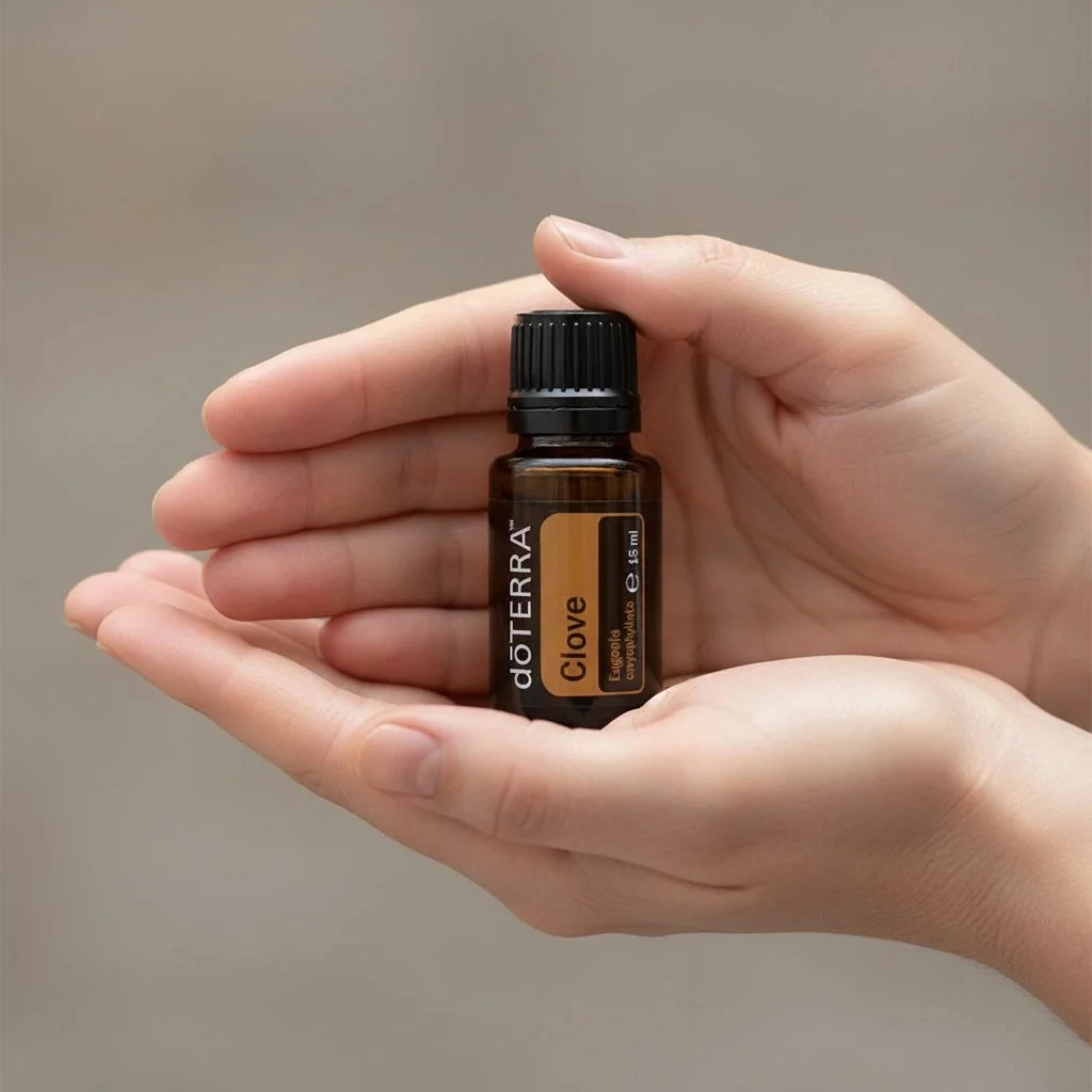 Dłonie trzymające Goździk doTERRA – aplikacja olejku