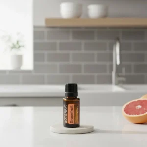 Grejpfrut doTERRA na białym blacie kuchennym