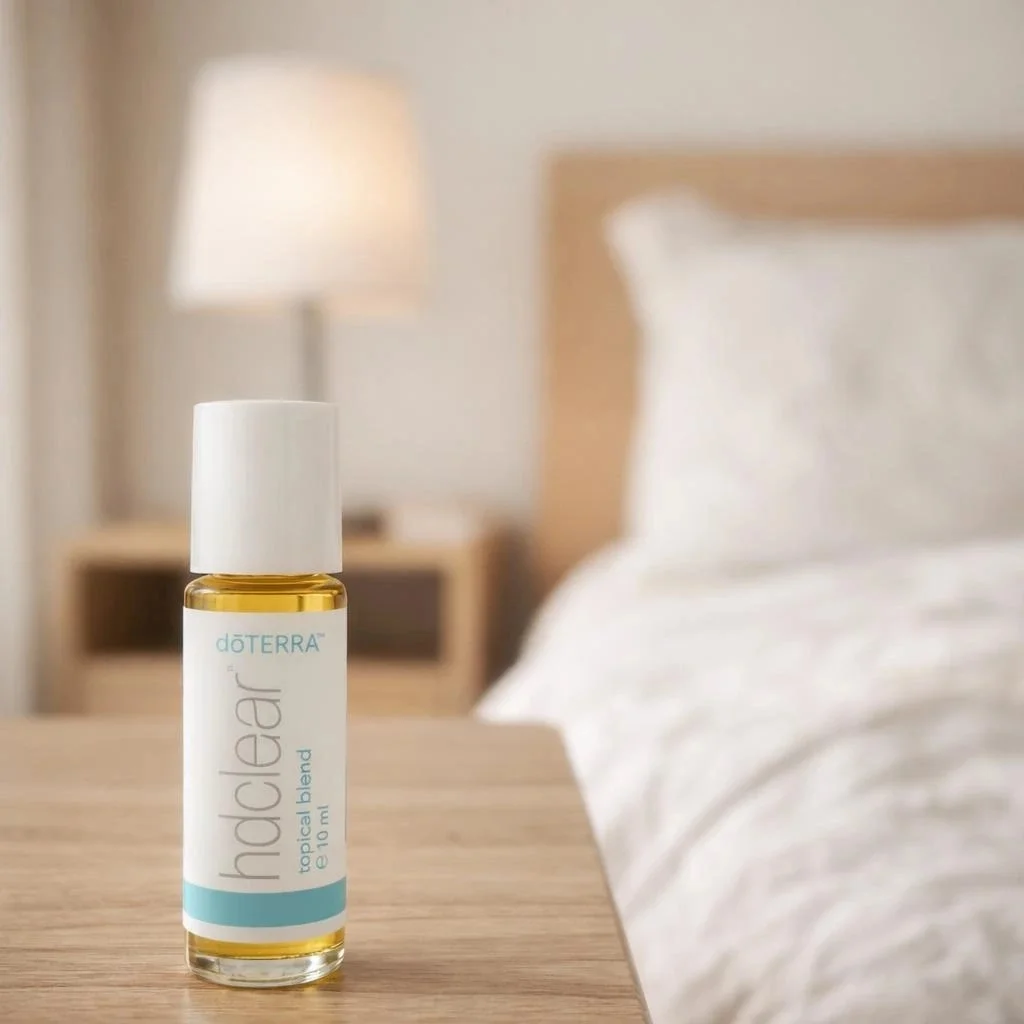 Dłonie trzymające Hd Clear doTERRA – aplikacja olejku