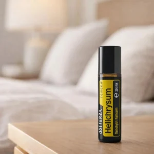 Dłonie trzymające Helichrysum Touch doTERRA – aplikacja olejku
