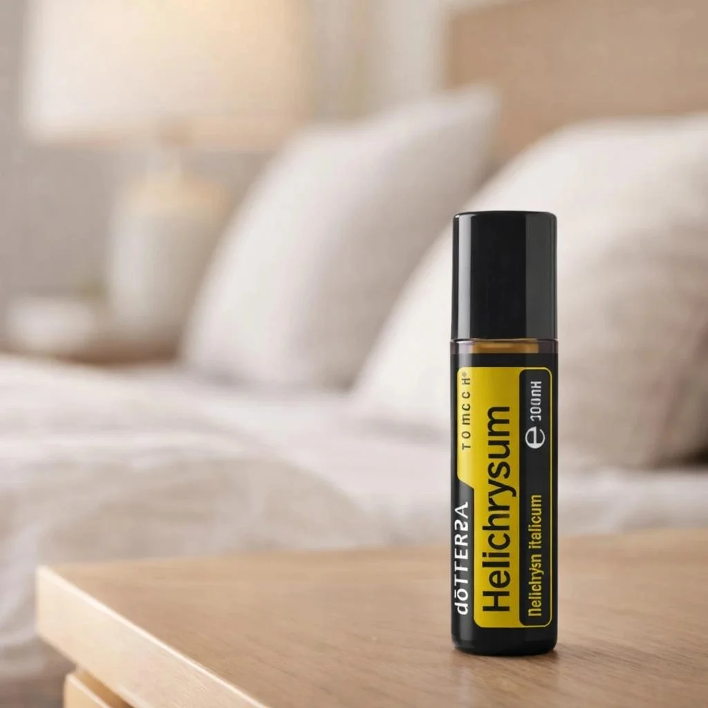 Dłonie trzymające Helichrysum Touch doTERRA – aplikacja olejku