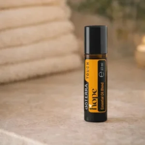Hope doTERRA na kamiennej podstawce obok złożonych ręczników spa