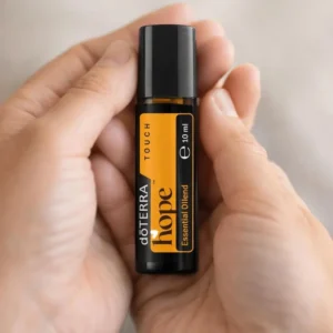 Dłonie trzymające Hope doTERRA – aplikacja olejku
