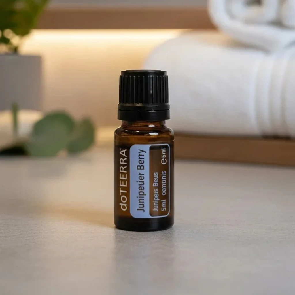 Jałowiec doTERRA na kamiennej podstawce obok złożonych ręczników spa