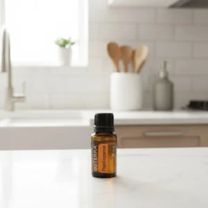 Dłonie trzymające Kadzidło doTERRA – aplikacja olejku