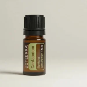 Kardamon doTERRA na szarym tle – ujęcie produktowe