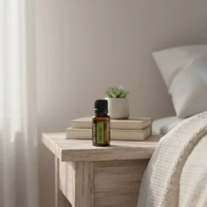 Dłonie trzymające Kolendra (nać) doTERRA – aplikacja olejku