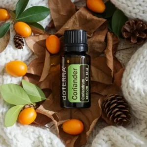 Kolendra (nasiona) doTERRA na jesiennej dekoracji z liśćmi i szyszkami