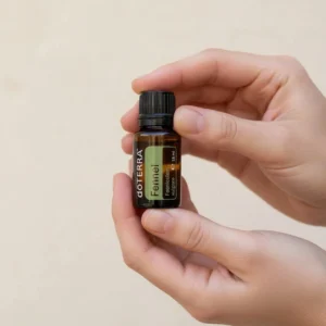 Dłonie trzymające Koper doTERRA – aplikacja olejku