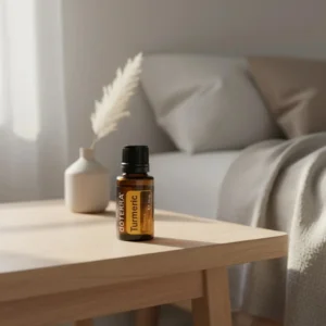 Kurkuma doTERRA na drewnianym stoliku nocnym przy łóżku