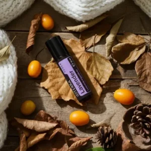Lawenda Touch doTERRA na jesiennej dekoracji z liśćmi i szyszkami