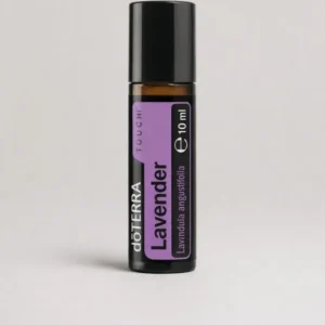 Lawenda Touch doTERRA na kamiennej podstawce obok złożonych ręczników spa