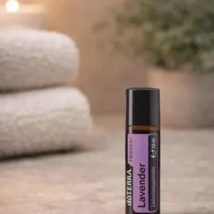 Dłonie trzymające Lawenda Touch doTERRA – aplikacja olejku