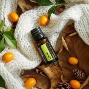 Limonka doTERRA na jesiennej dekoracji z liśćmi i szyszkami