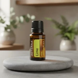 Limonka doTERRA na kamiennej podstawce obok złożonych ręczników spa