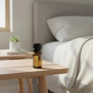 Dłonie trzymające Madagaskarska Wanilia doTERRA – aplikacja olejku