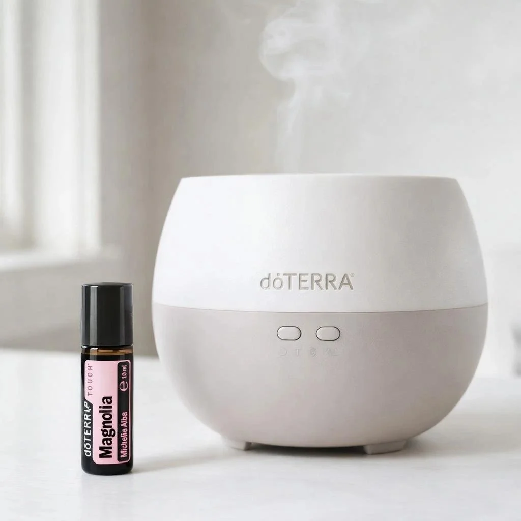 Magnolia Touch doTERRA na białym blacie kuchennym