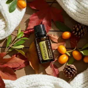 Majeranek doTERRA na jesiennej dekoracji z liśćmi i szyszkami