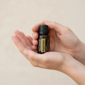 Dłonie trzymające Majeranek doTERRA – aplikacja olejku