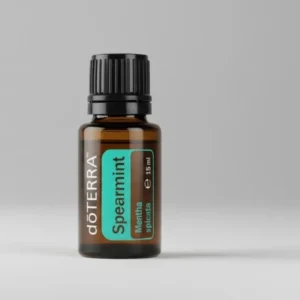 Mięta Zielona (kędzierzawa) doTERRA na szarym tle – ujęcie produktowe