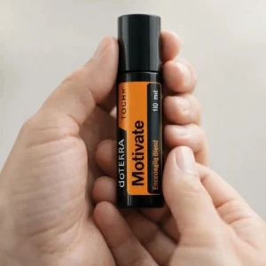 Dłonie trzymające Motivate Touch doTERRA – aplikacja olejku