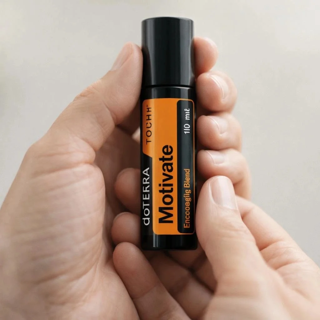 Dłonie trzymające Motivate Touch doTERRA – aplikacja olejku