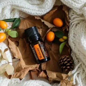 Motivate doTERRA na jesiennej dekoracji z liśćmi i szyszkami