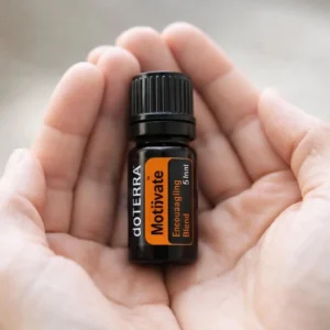 Dłonie trzymające Motivate doTERRA – aplikacja olejku