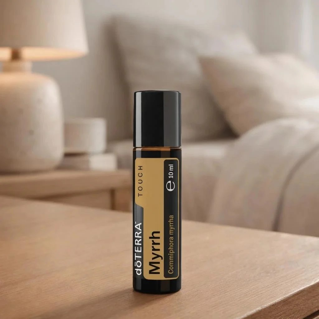 Dłonie trzymające Myrrh Touch doTERRA – aplikacja olejku