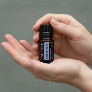 Dłonie trzymające Nard doTERRA – aplikacja olejku