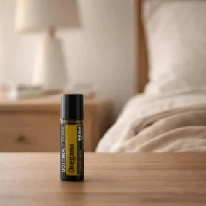 Dłonie trzymające Oregano Touch doTERRA – aplikacja olejku