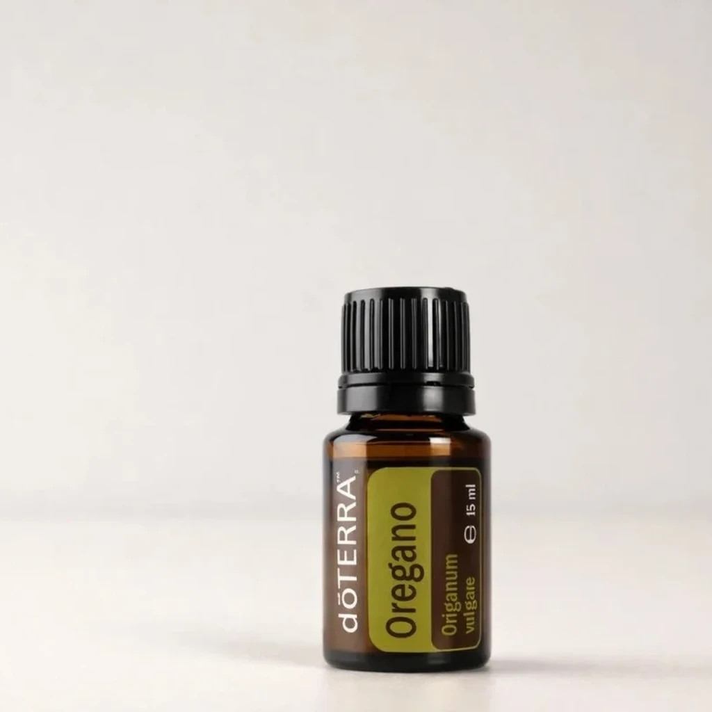 Oregano doTERRA na szarym tle – ujęcie produktowe