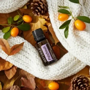 Paczula doTERRA na jesiennej dekoracji z liśćmi i szyszkami