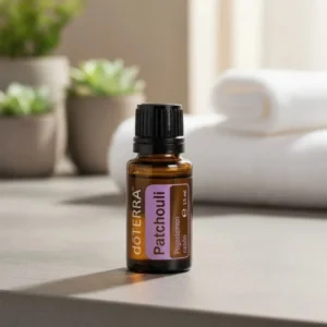 Paczula doTERRA na kamiennej podstawce obok złożonych ręczników spa