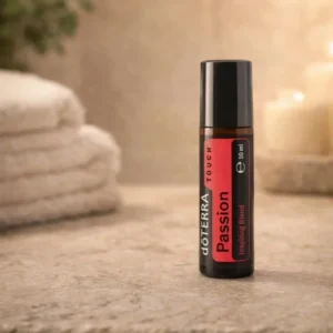 Passion Touch doTERRA na kamiennej podstawce obok złożonych ręczników spa