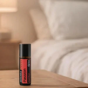 Dłonie trzymające Passion Touch doTERRA – aplikacja olejku