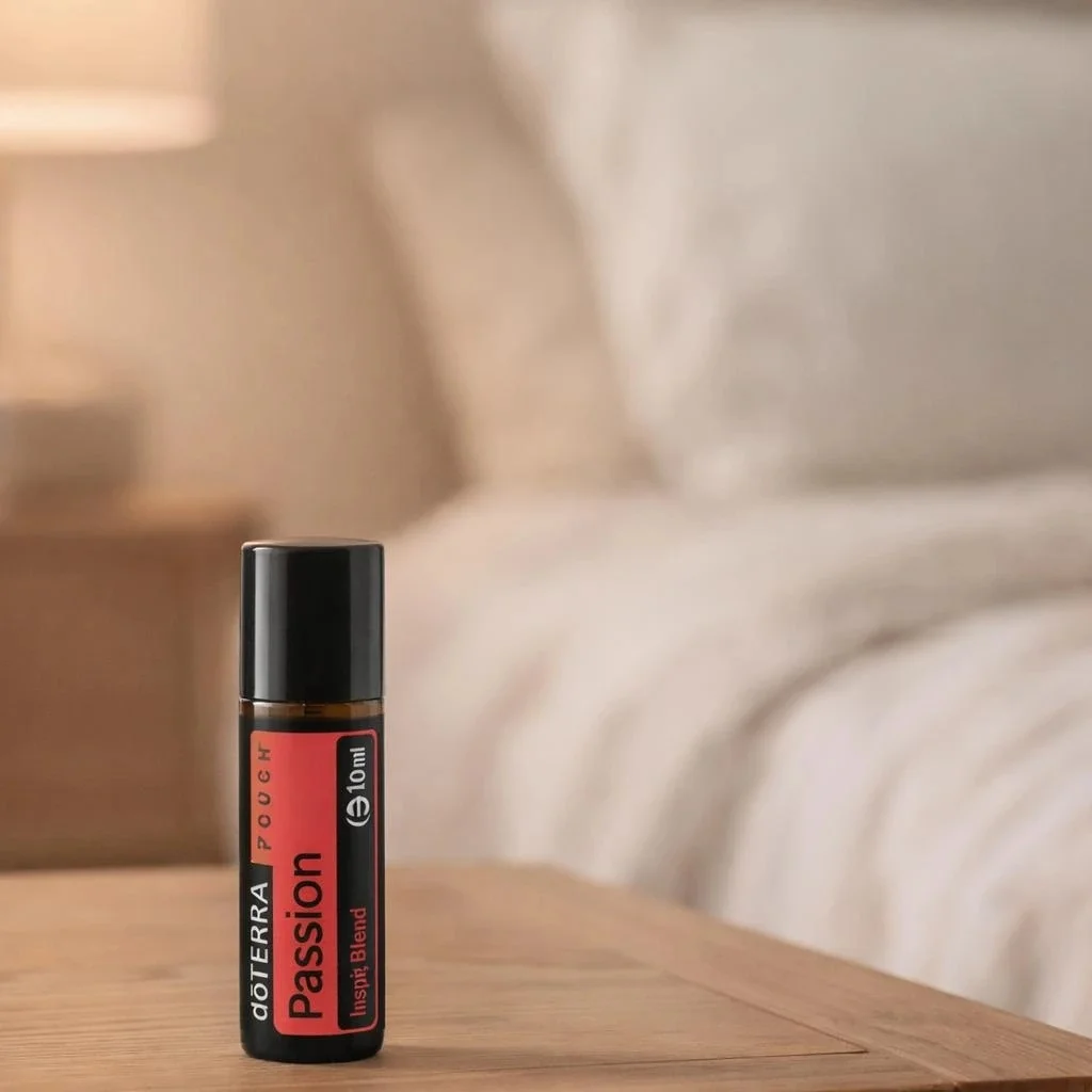 Dłonie trzymające Passion Touch doTERRA – aplikacja olejku