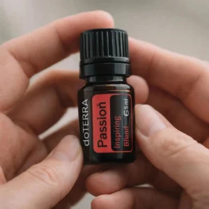 Dłonie trzymające Passion doTERRA – aplikacja olejku