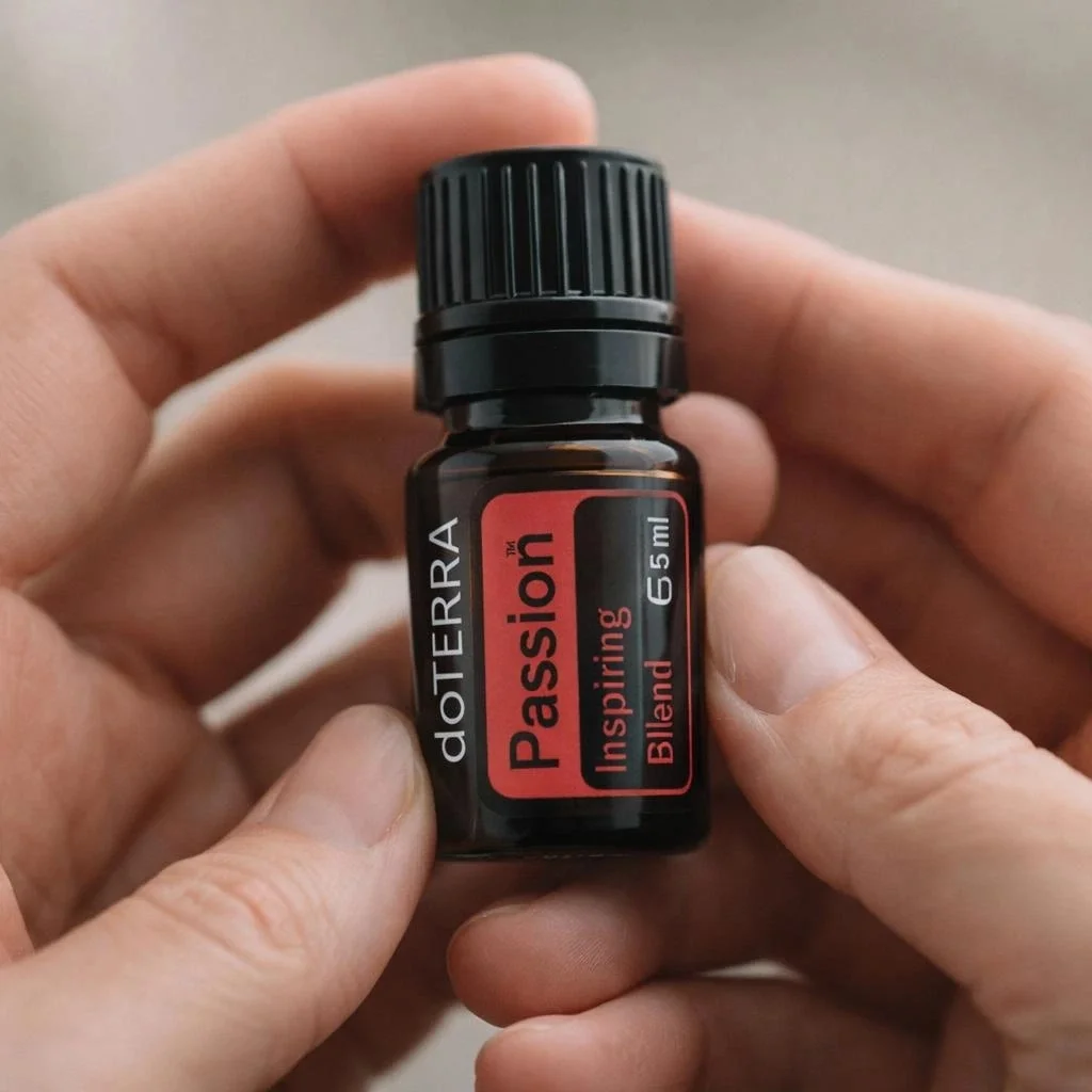 Dłonie trzymające Passion doTERRA – aplikacja olejku