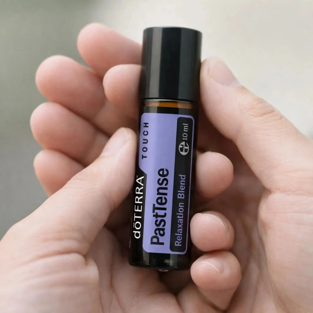 Dłonie trzymające Pasttense doTERRA – aplikacja olejku